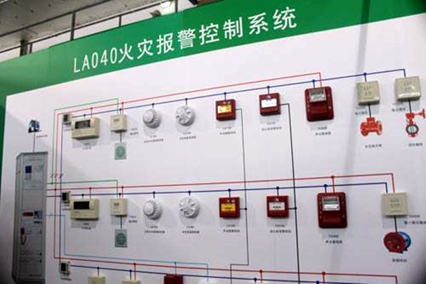 出現(xiàn)火警時(shí)，樓宇控制系統(tǒng)如何快速做出反應(yīng)？